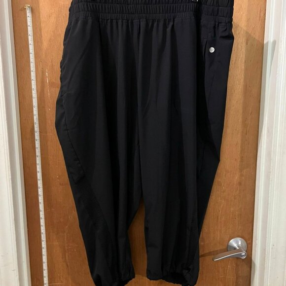 Size 26/28 - Livi - Black Activewear Capri w/Cinched Ankles - Picture 1 of 5